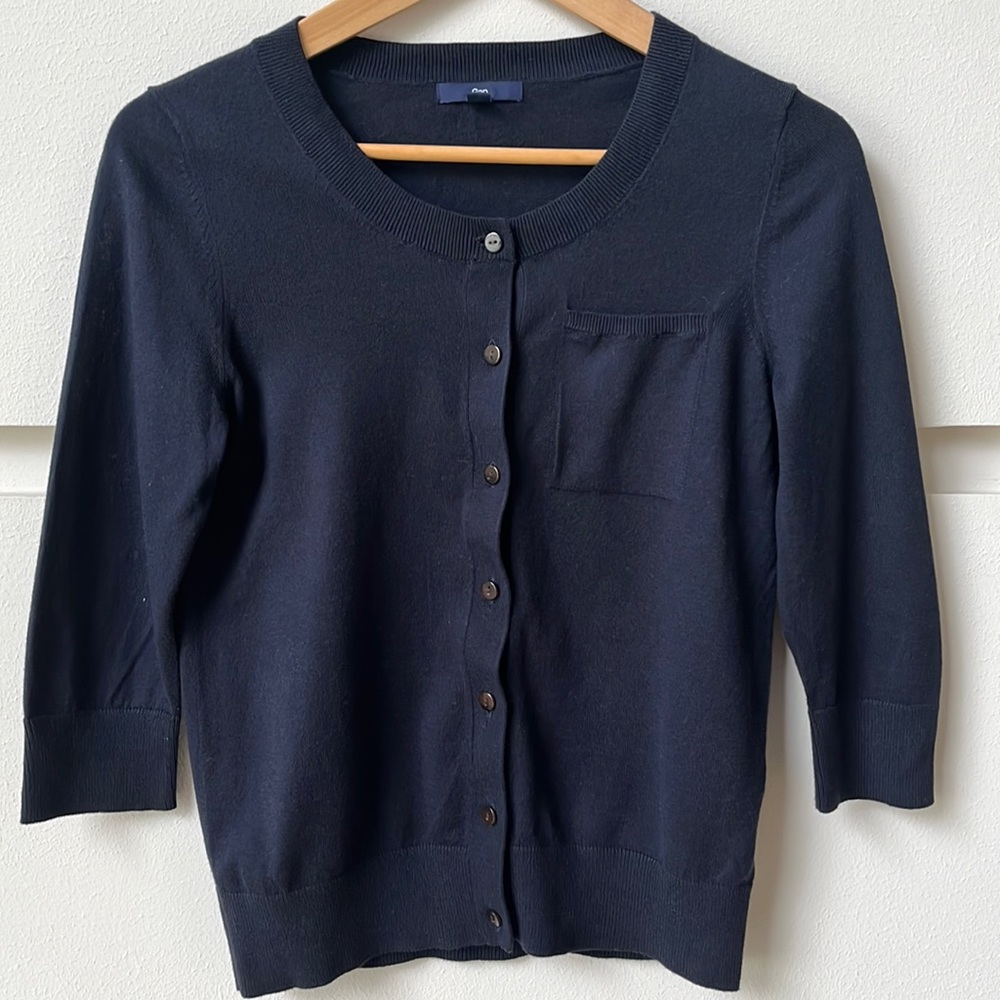 Lightweight quarter sleeve Gap button down cardigan in dark navy blue siz…